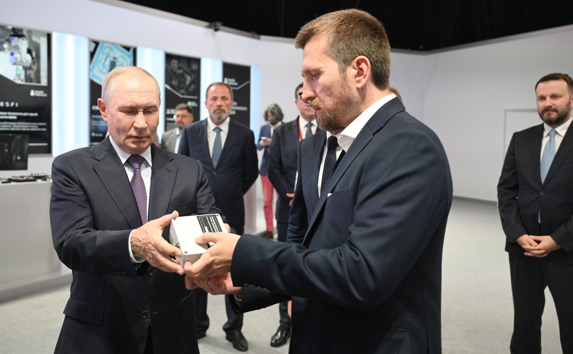 Алексей Фролов демонстрирует Владимиру Путину комплекс акустической диагностики BiometricLabs
